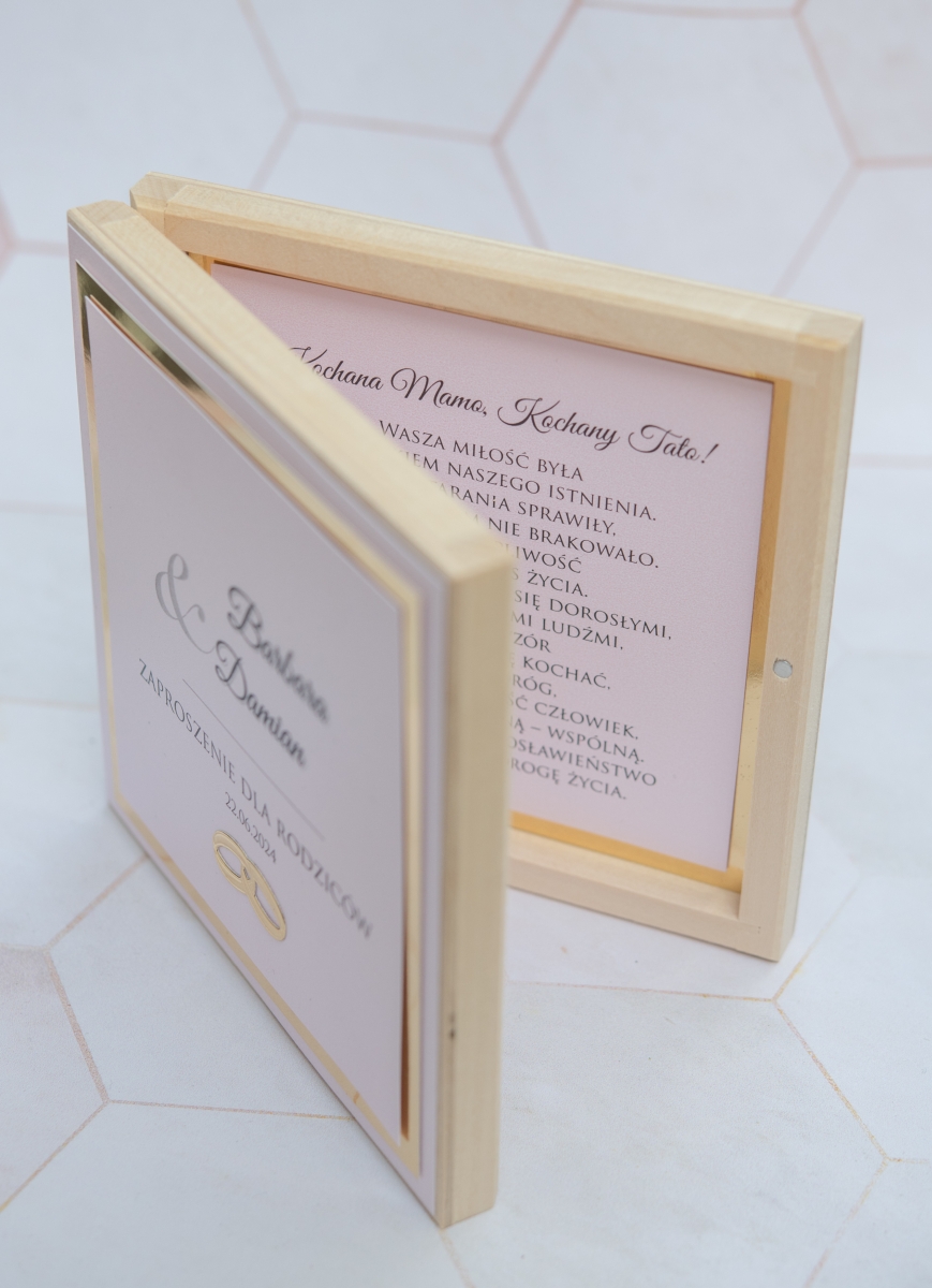 Kolekcja ślubna jasny róż ze złotem - drewniane zaproszenie ślubne